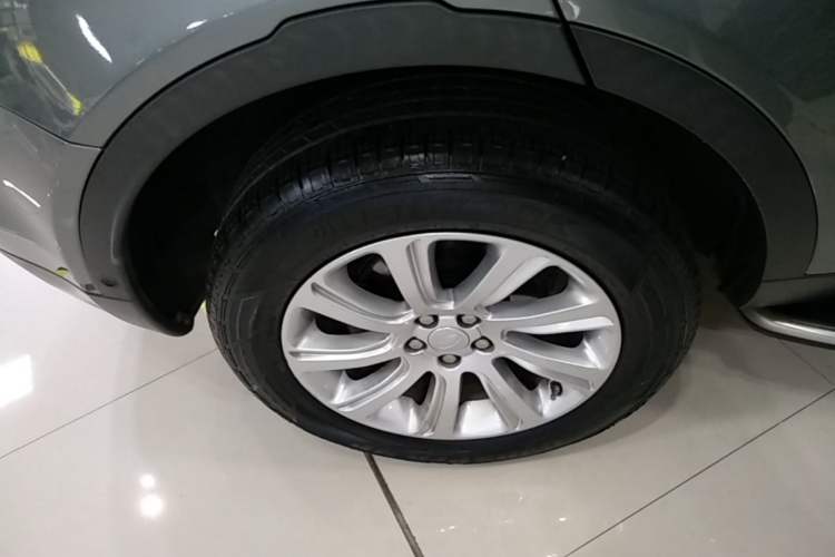 Used Land Rover Discovery Sport 2018 240 PS SE Version Exterior 5