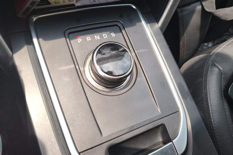 Used Land Rover Discovery Sport 2018 240 PS SE Version Gear Lever