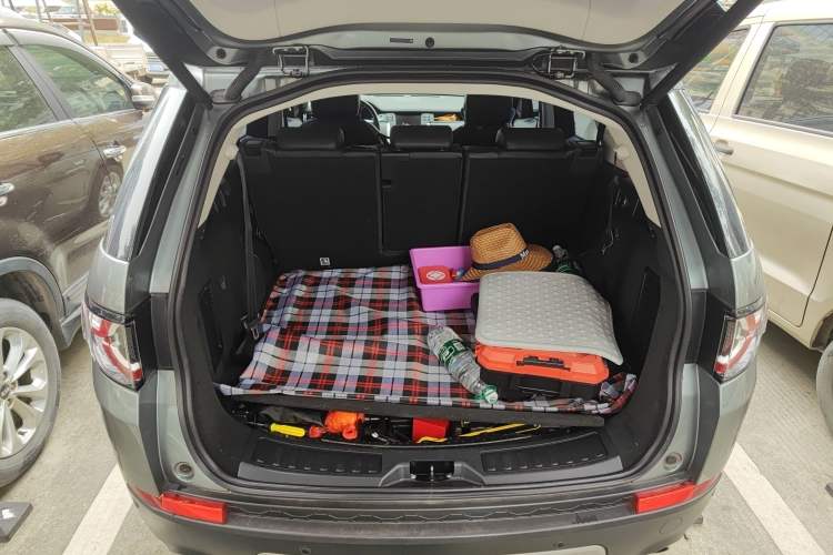 Used Land Rover Discovery Sport 2018 240 PS HSE Version Trunk