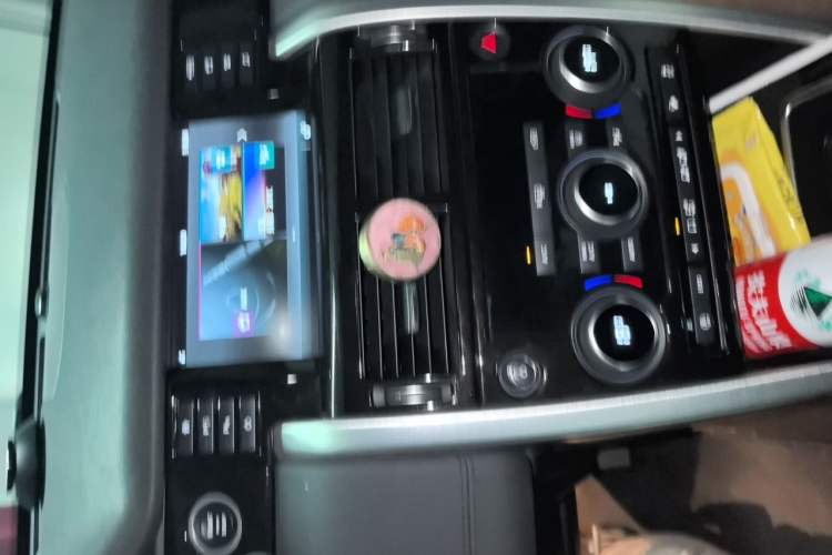Used Land Rover Discovery Sport 2018 240 PS SE Version Audio And AC Panel