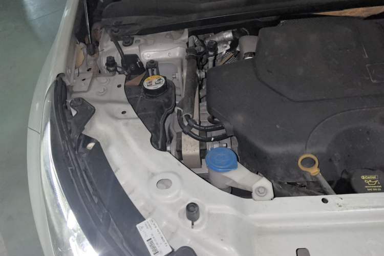 Used Land Rover Discovery Sport 2018 240 PS SE Version Engine Bay Right
