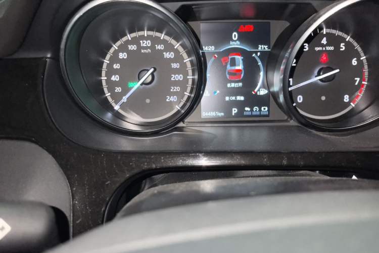 Used Land Rover Discovery Sport 2018 240 PS SE Version Odometer Close Up