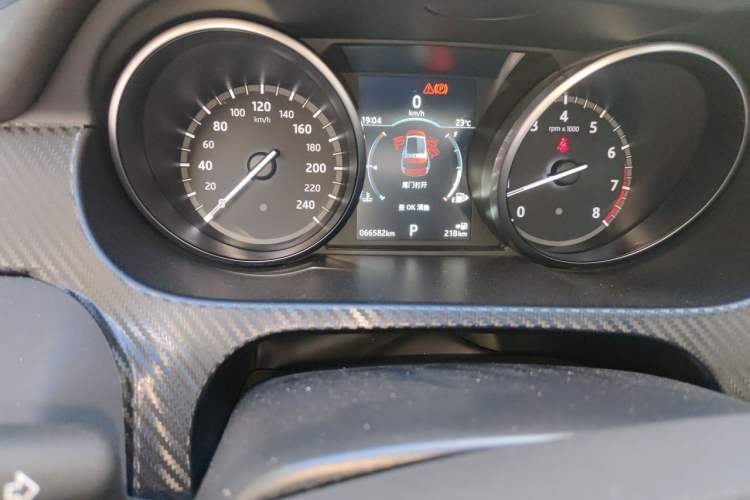 Used Land Rover Discovery Sport 2018 240 PS HSE Version Odometer Close Up