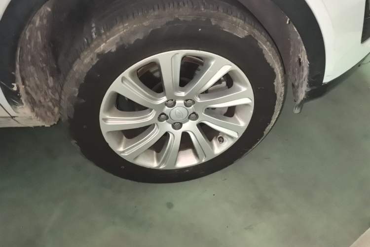 Used Land Rover Discovery Sport 2018 240 PS SE Version Right Front Wheel Hub
