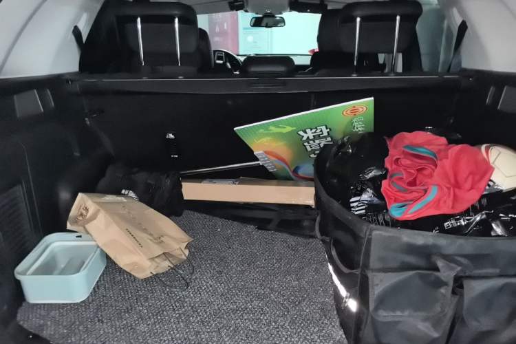 Used Land Rover Discovery Sport 2018 240 PS SE Version Trunk