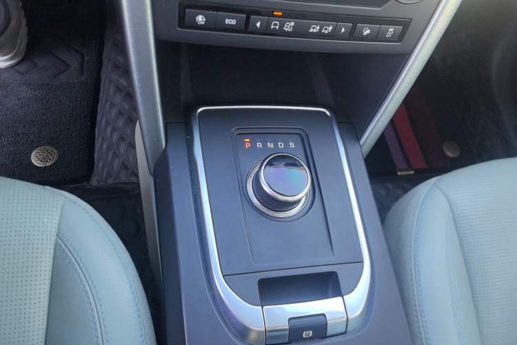 Used Land Rover Discovery Sport 2018 240 PS SE Version Gear Lever