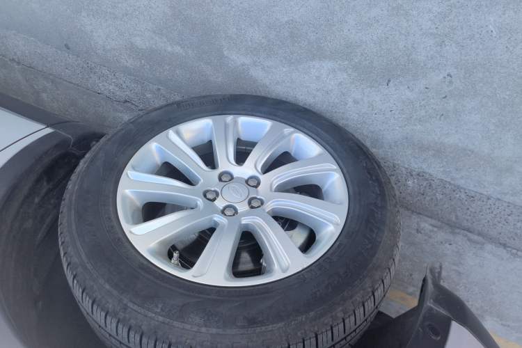 Used Land Rover Discovery Sport 2018 240 PS SE Version Left Front Wheel Hub