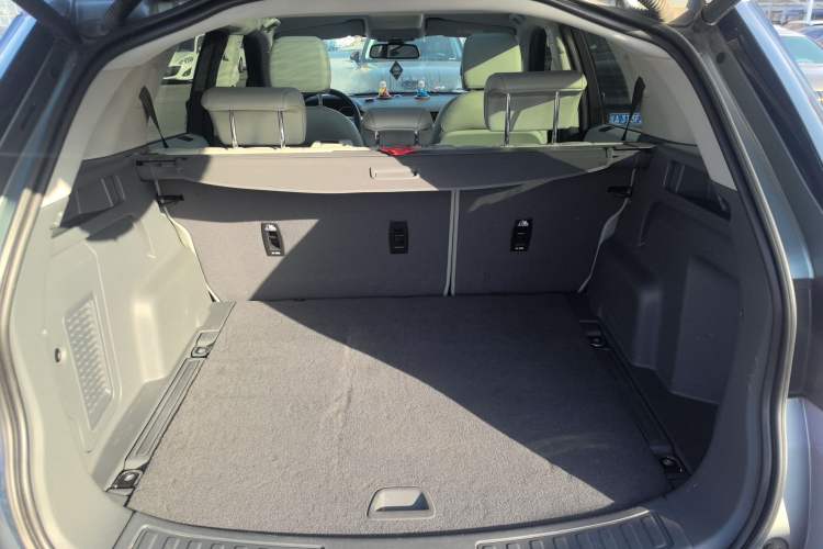 Used Land Rover Discovery Sport 2018 240 PS SE Version Trunk