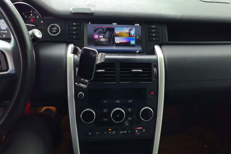 Used Land Rover Discovery Sport 2018 240 PS SE Version Audio And AC Panel