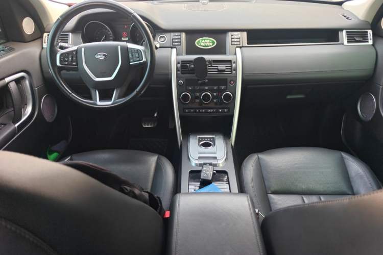 Used Land Rover Discovery Sport 2018 240 PS HSE Version Center Console