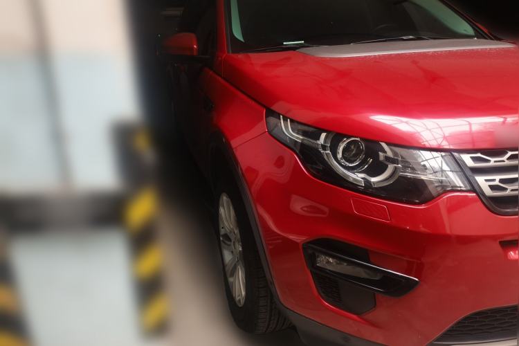 Used Land Rover Discovery Sport 2018 240 PS SE Version Front Right 45 Deg