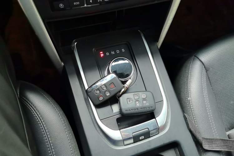 Used Land Rover Discovery Sport 2018 240 PS SE Version Gear Lever