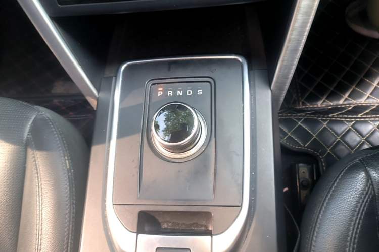 Used Land Rover Discovery Sport 2018 240 PS SE Version Gear Lever