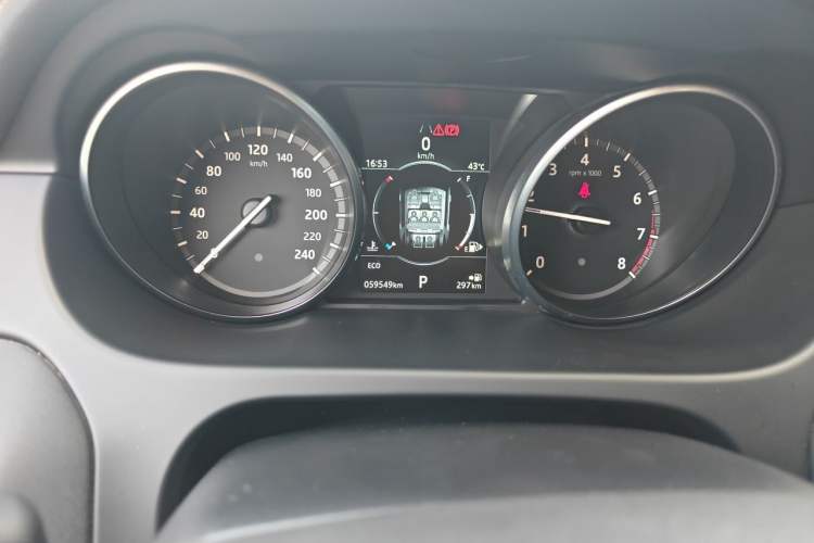 Used Land Rover Discovery Sport 2018 240 PS HSE Version Odometer Close Up