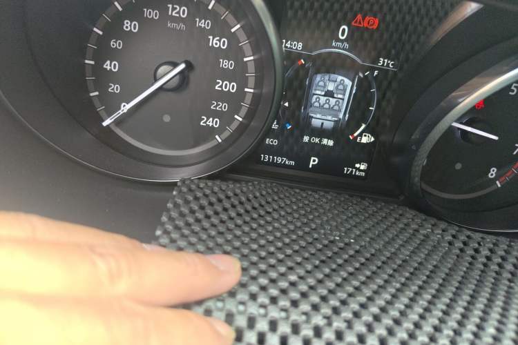 Used Land Rover Discovery Sport 2018 240 PS SE Version Odometer Close Up