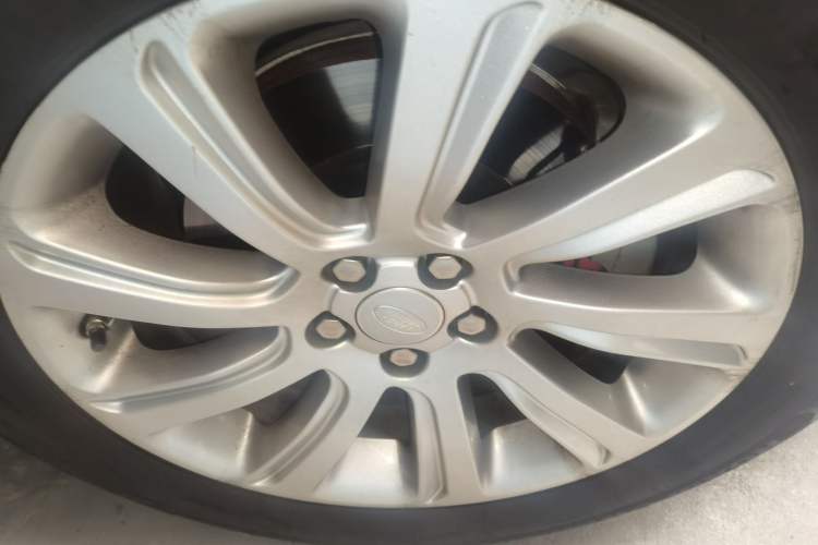 Used Land Rover Discovery Sport 2018 240 PS SE Version Right Front Wheel Hub