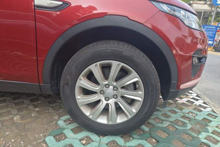 Used Land Rover Discovery Sport 2018 240 PS SE Version Right Front Wheel Hub