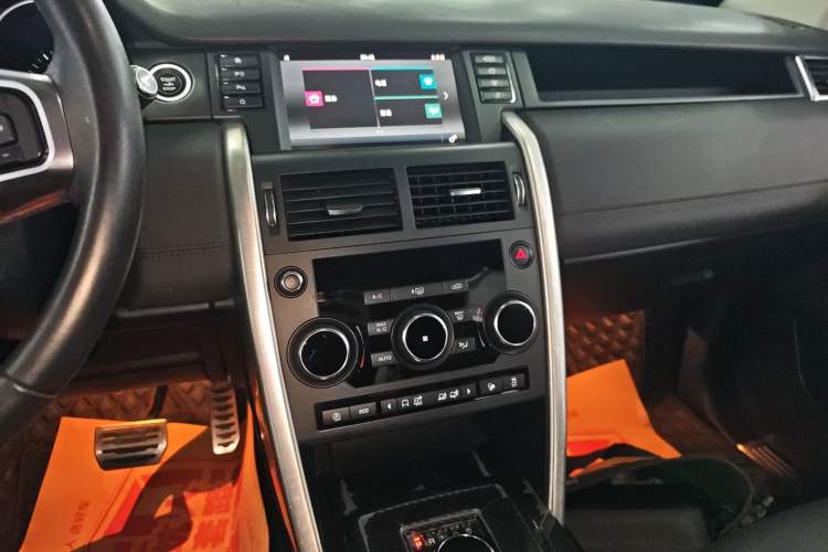 Used Land Rover Discovery Sport 2018 240 PS SE Version Audio And AC Panel