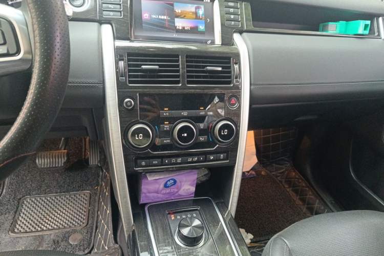 Used Land Rover Discovery Sport 2018 240 PS SE Version Audio And AC Panel