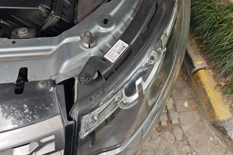Used Land Rover Discovery Sport 2018 240 PS SE Version Engine Bay Left