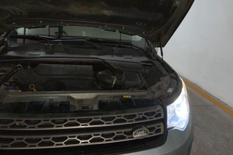 Used Land Rover Discovery Sport 2018 240 PS SE Version Engine Bay Left