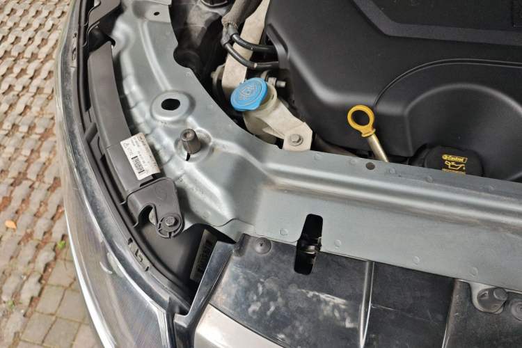 Used Land Rover Discovery Sport 2018 240 PS SE Version Engine Bay Right