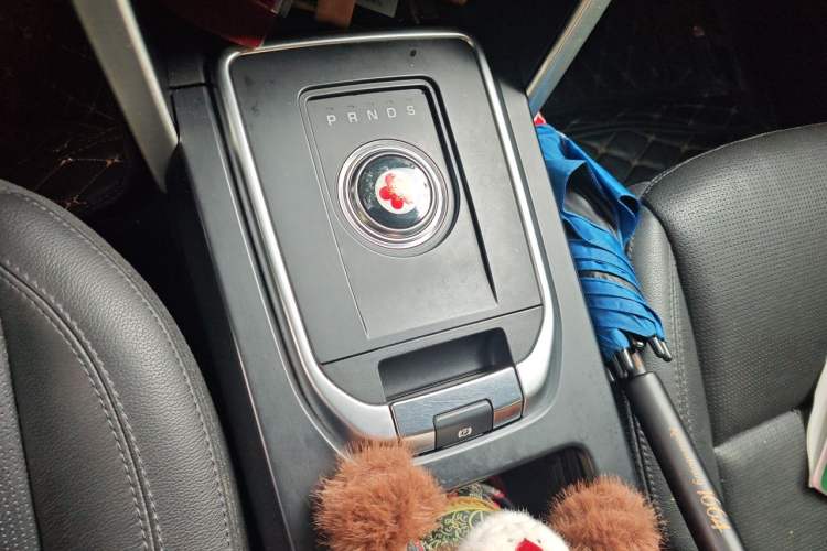 Used Land Rover Discovery Sport 2018 240 PS SE Version Gear Lever