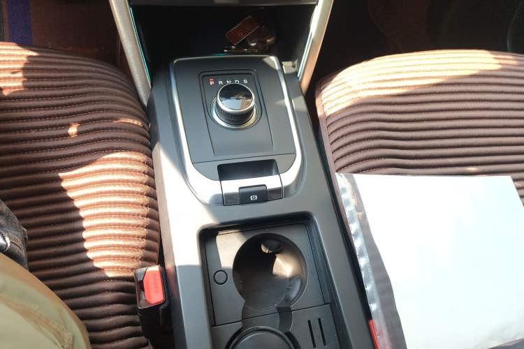 Used Land Rover Discovery Sport 2018 240 PS SE Version Gear Lever
