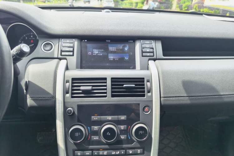 Used Land Rover Discovery Sport 2018 240 PS SE Version Interior 3