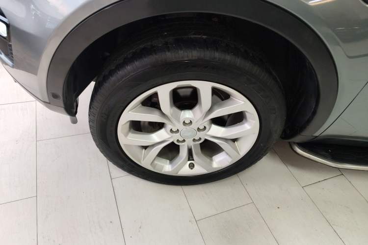 Used Land Rover Discovery Sport 2018 240 PS HSE Version Left Front Wheel Hub