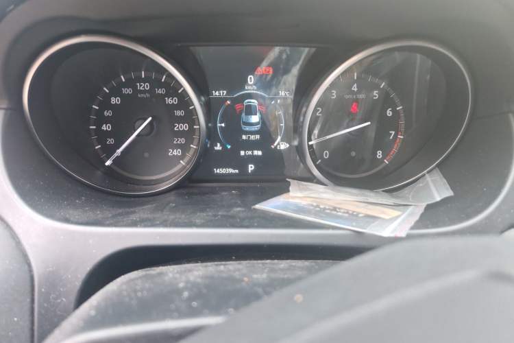Used Land Rover Discovery Sport 2018 240 PS HSE Version Odometer Close Up