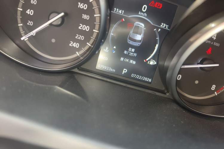 Used Land Rover Discovery Sport 2018 240 PS HSE LUXURY Edition Odometer Close Up