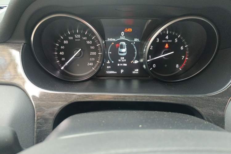 Used Land Rover Discovery Sport 2018 240 PS SE Version Odometer Close Up