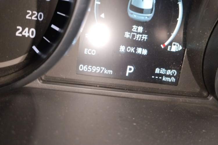 Used Land Rover Discovery Sport 2018 240 PS SE Version Odometer Close Up