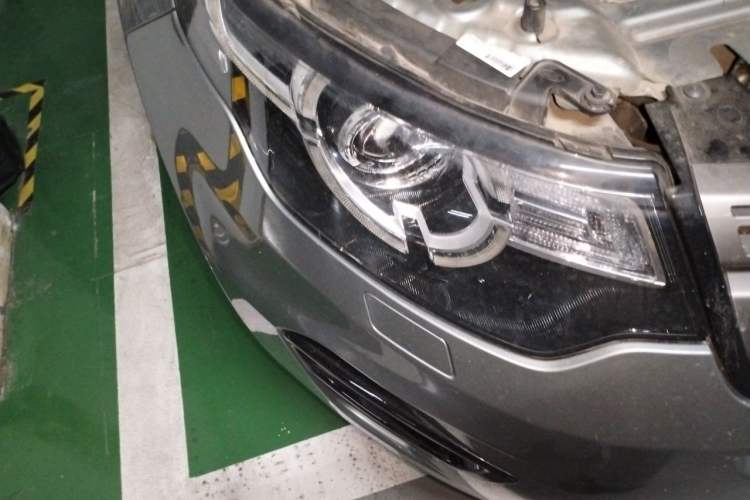 Used Land Rover Discovery Sport 2018 240 PS SE Version Right Front Headlight