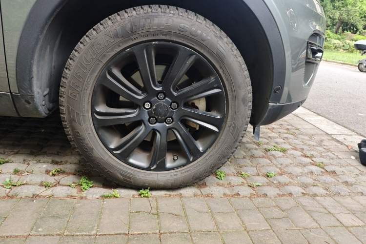 Used Land Rover Discovery Sport 2018 240 PS SE Version Right Front Wheel Hub