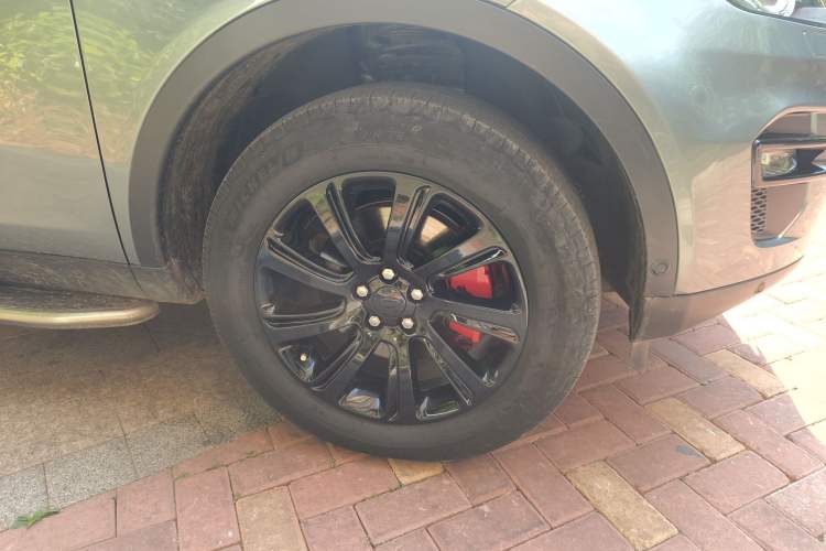 Used Land Rover Discovery Sport 2018 240 PS SE Version Right Front Wheel Hub