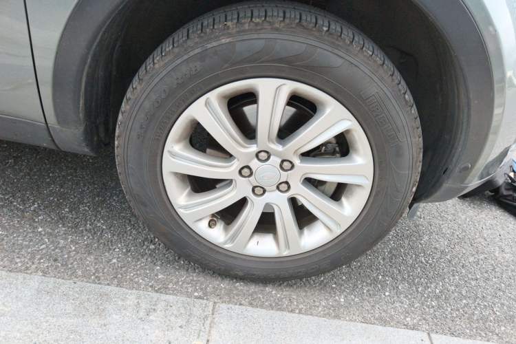 Used Land Rover Discovery Sport 2018 240 PS SE Version Right Front Wheel Hub