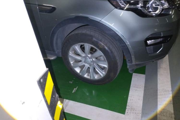Used Land Rover Discovery Sport 2018 240 PS SE Version Right Front Wheel Hub