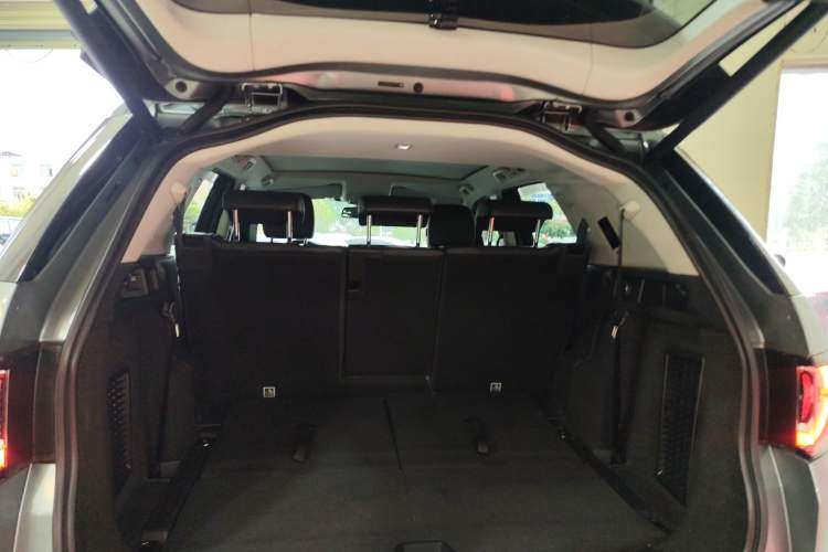 Used Land Rover Discovery Sport 2018 240 PS HSE Version Trunk