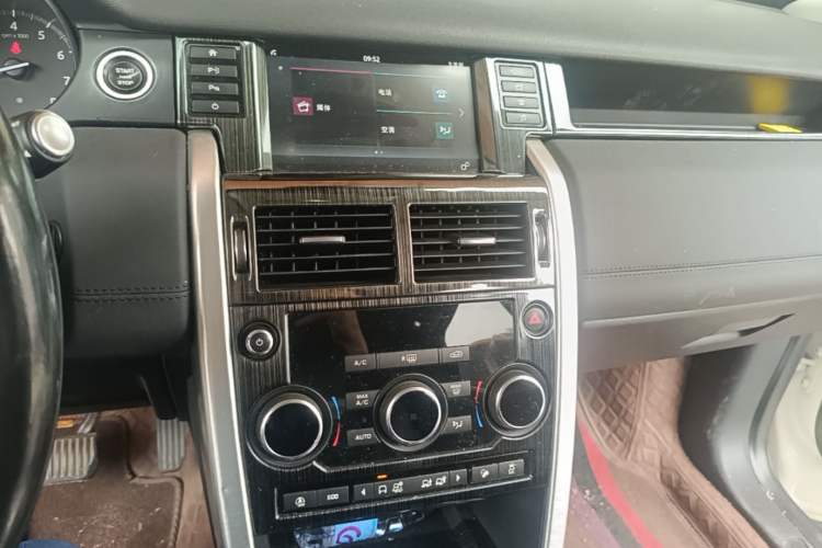 Used Land Rover Discovery Sport 2018 240 PS SE Version Audio And AC Panel