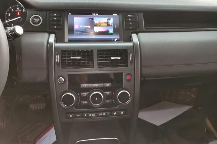 Used Land Rover Discovery Sport 2018 240 PS PURE Edition Audio And AC Panel