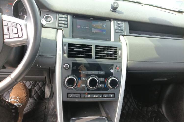 Used Land Rover Discovery Sport 2018 240 PS SE Version Audio And AC Panel