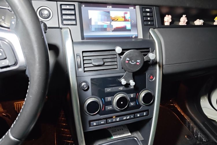 Used Land Rover Discovery Sport 2018 240 PS SE Version Audio And AC Panel