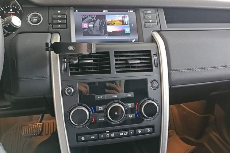 Used Land Rover Discovery Sport 2018 240 PS SE Version Audio And AC Panel