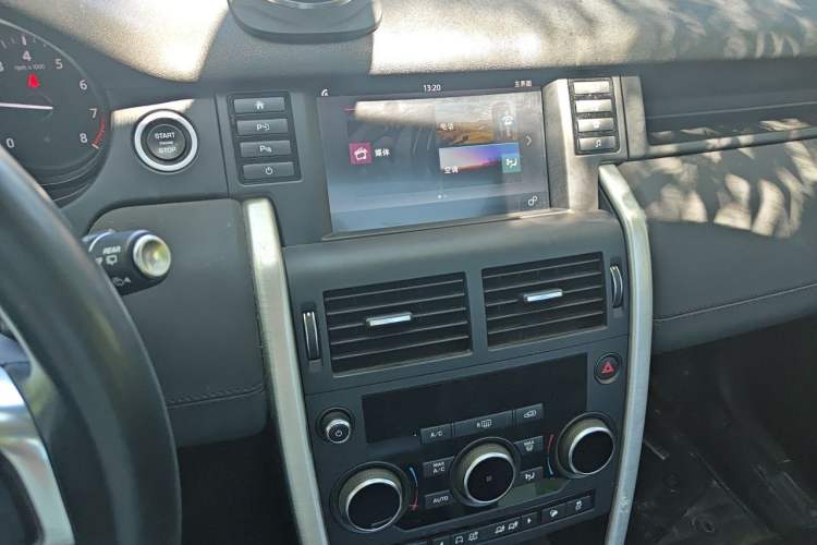 Used Land Rover Discovery Sport 2018 240 PS SE Version Audio And AC Panel