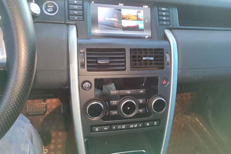 Used Land Rover Discovery Sport 2018 240 PS SE Version Audio And AC Panel