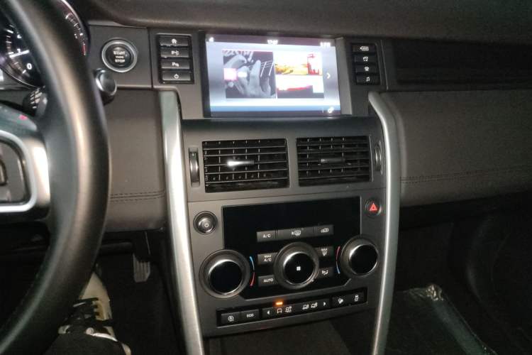 Used Land Rover Discovery Sport 2018 240 PS SE Version Audio And AC Panel