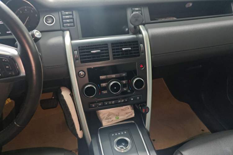 Used Land Rover Discovery Sport 2018 240 PS SE Version Audio And AC Panel