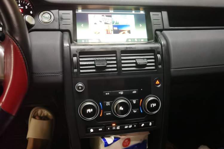 Used Land Rover Discovery Sport 2018 240 PS PURE Edition Audio And AC Panel